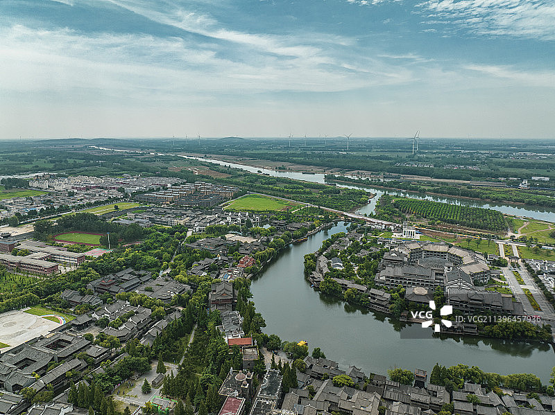 航拍晴天下的山东省枣庄市台儿庄古城运河风光图片素材
