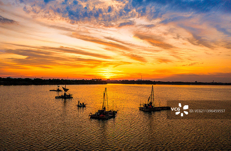 波光塔影图片素材