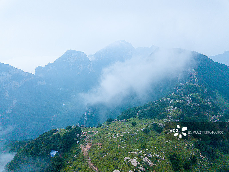 河南省新乡辉县市南太行最高峰十字岭云海航拍图片素材