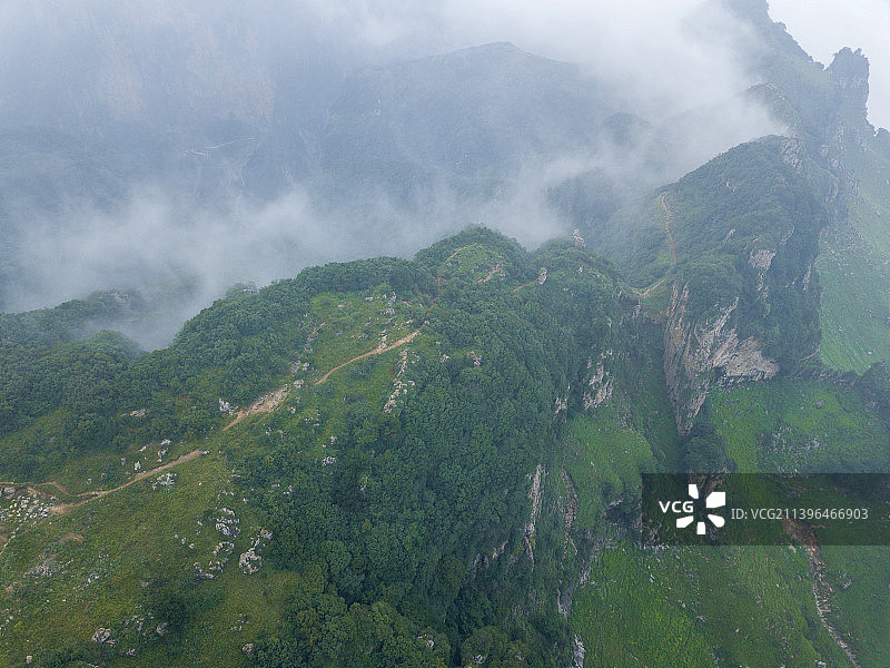 河南省新乡辉县市南太行最高峰十字岭云海航拍图片素材