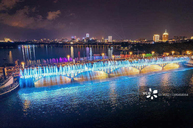 吉林长春南湖大桥音乐喷泉夜景航拍长春旅游长春夜景图片素材