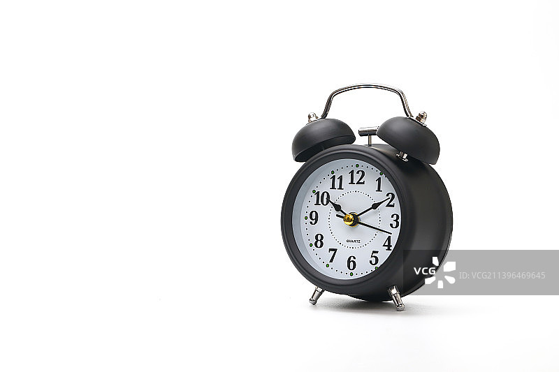 黑色闹钟放在白色背景上图片素材