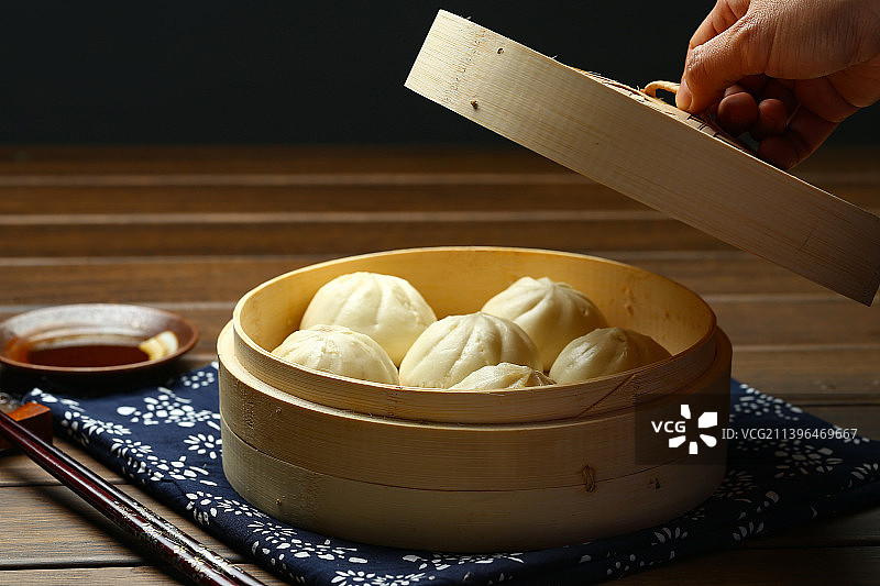 小笼蒸包放在竹蒸笼里图片素材