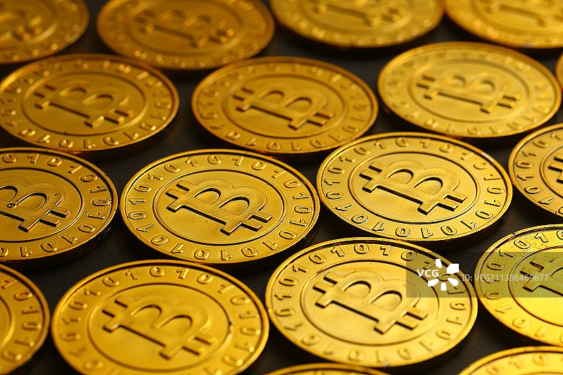 比特币特写放在黑色背景上图片素材
