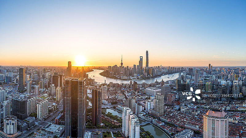 航拍视角 太阳初升时刻的上海浦东陆家嘴 全景图图片素材