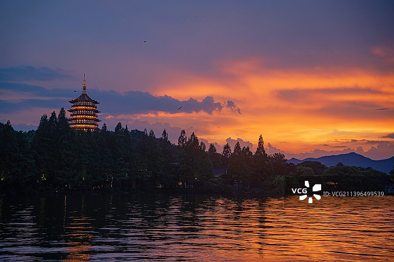 夕阳下的雷峰塔图片素材