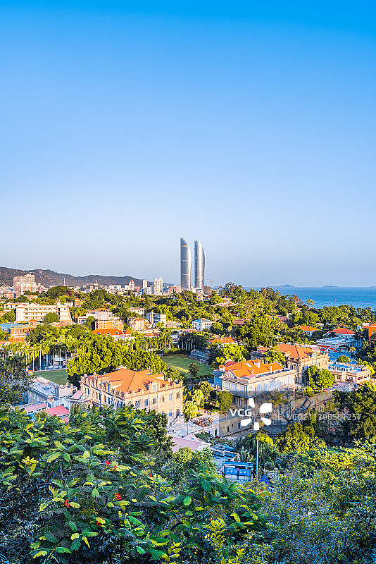 中国福建厦门双子塔和鼓浪屿晴天风光图片素材