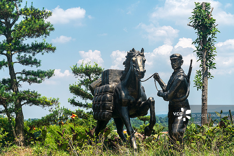 红军牵马行军图片素材