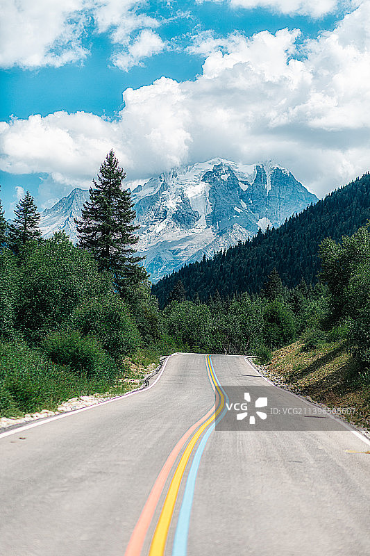 川西雅拉雪山森林露营风景图片素材