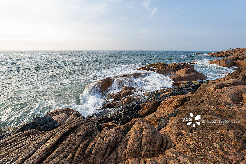 日出海边巨大的礁石图片素材