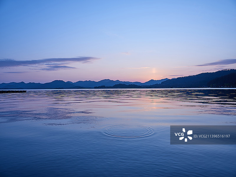 晚霞湖面远山图片素材