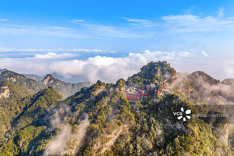 云海中的武当山图片素材