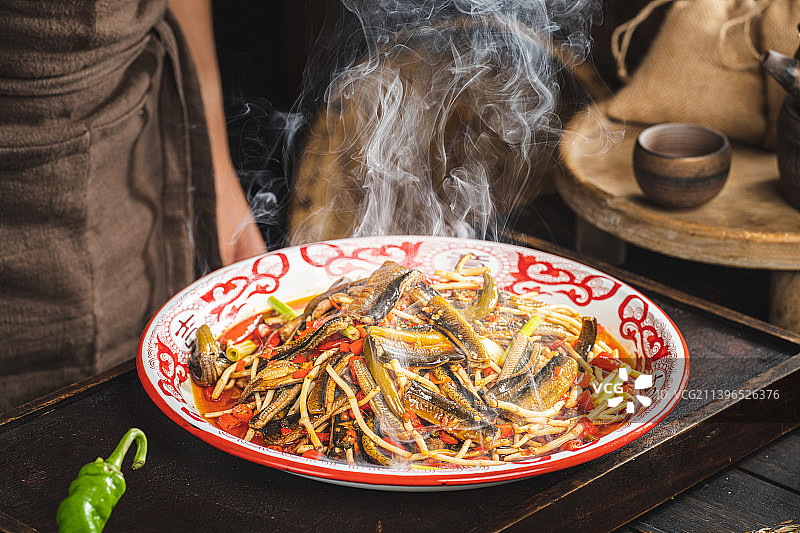 香辣鳝段 鳝鱼 江湖菜 川菜 农家美食 四川美食 乡村田园 木屋风格图片素材