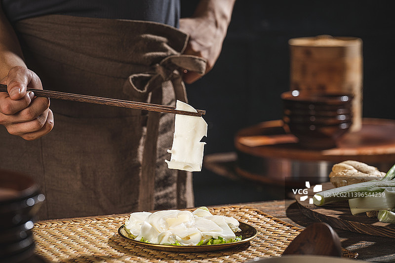 卤肥肠 鱼火锅 牛蛙火锅 鲜兔火锅 热血美蛙  厨房氛围感图片素材