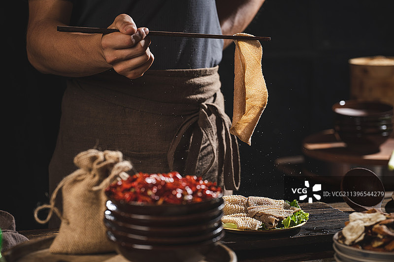卤肥肠 鱼火锅 牛蛙火锅 鲜兔火锅 热血美蛙  厨房氛围感图片素材