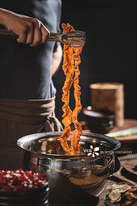 卤肥肠 鱼火锅 牛蛙火锅 鲜兔火锅 热血美蛙  厨房氛围感图片素材