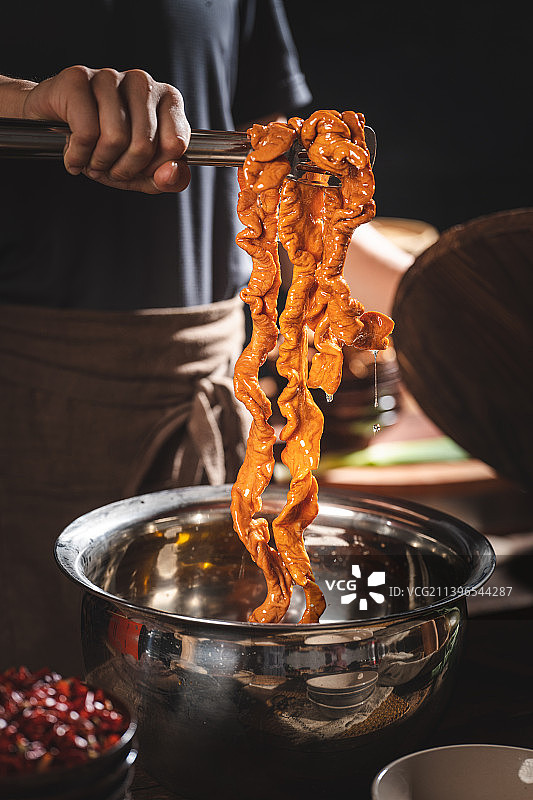 卤肥肠 鱼火锅 牛蛙火锅 鲜兔火锅 热血美蛙  厨房氛围感图片素材