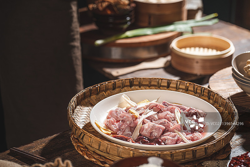 卤肥肠 鱼火锅 牛蛙火锅 鲜兔火锅 热血美蛙  厨房氛围感图片素材