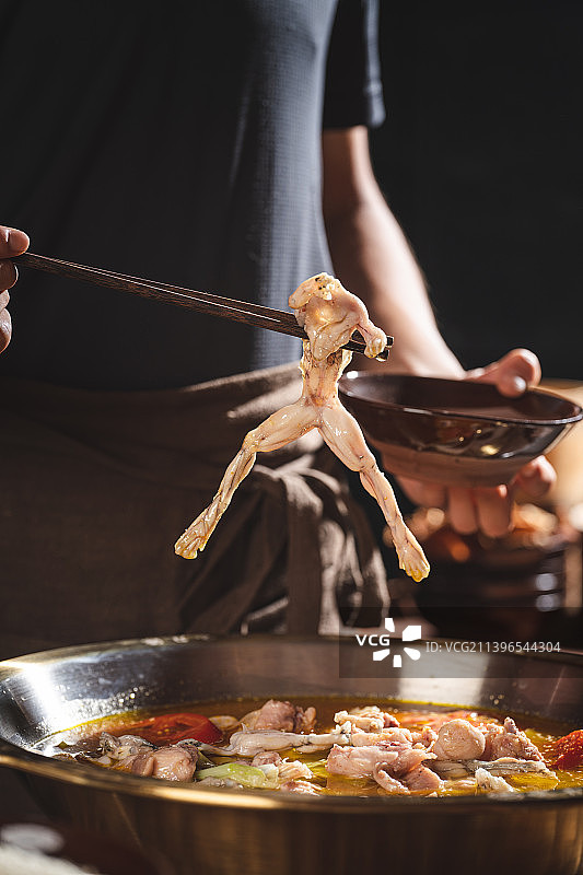 卤肥肠 鱼火锅 牛蛙火锅 鲜兔火锅 热血美蛙  厨房氛围感图片素材