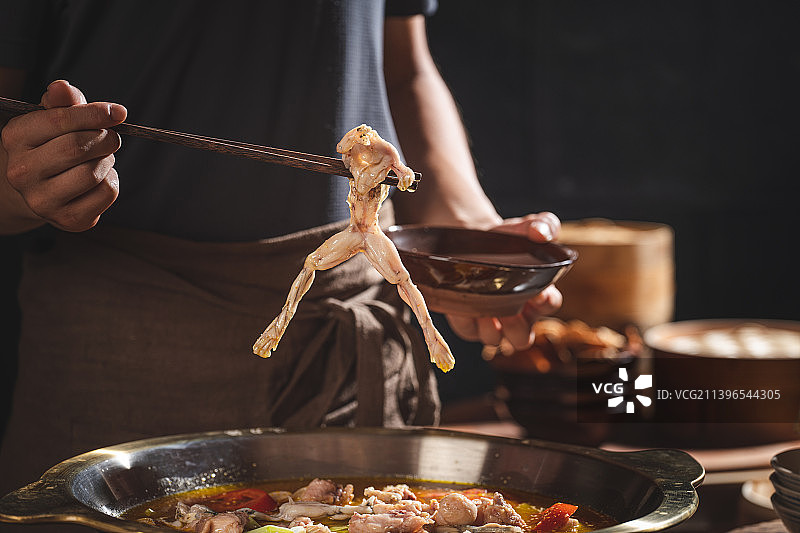 卤肥肠 鱼火锅 牛蛙火锅 鲜兔火锅 热血美蛙  厨房氛围感图片素材