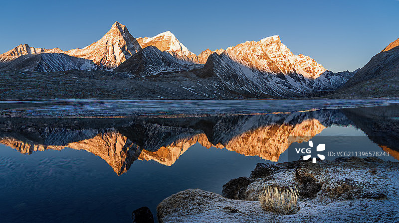 宗措湖 • 旭日金山 • 西藏阿里环线图片素材