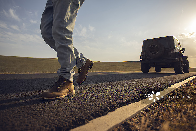 快乐男子欣赏沿途美景图片素材