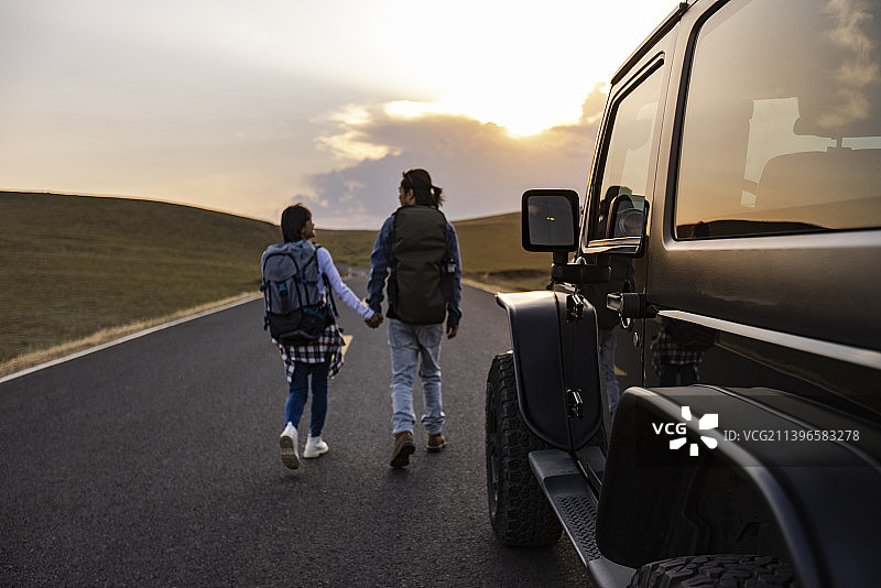 快乐的情侣享受自驾游图片素材