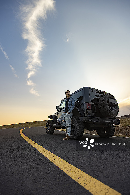 快乐男子欣赏沿途美景图片素材