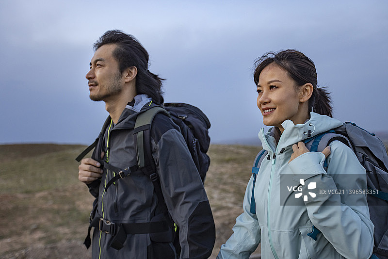快乐的情侣徒步旅行图片素材