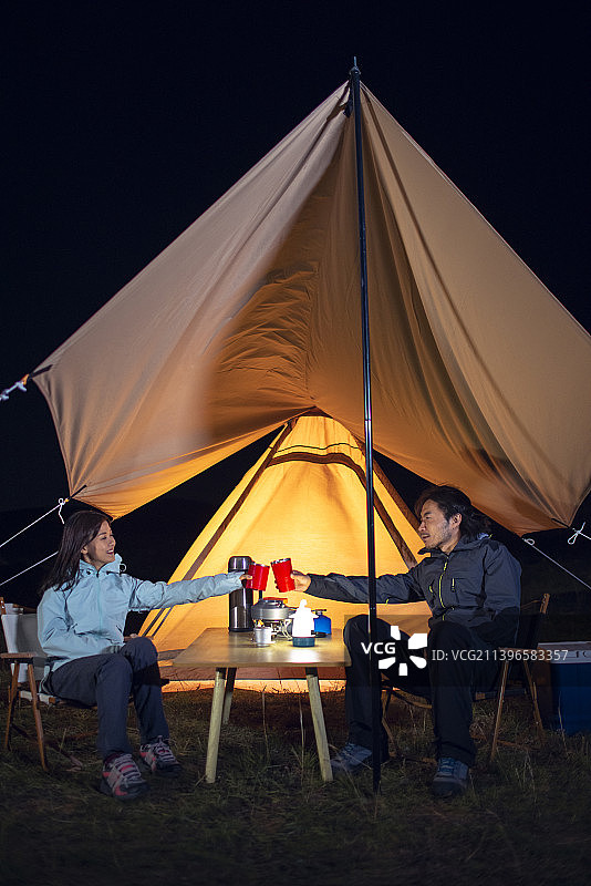 快乐的情侣户外露营图片素材