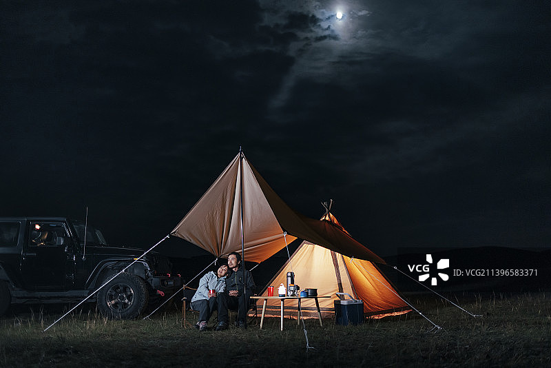 快乐的情侣户外露营图片素材