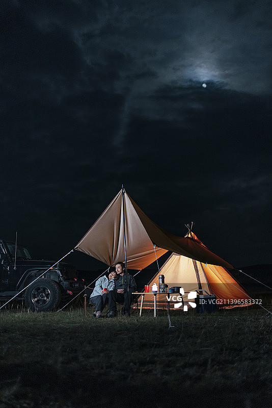 快乐的情侣户外露营图片素材