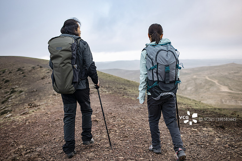 快乐的情侣徒步旅行图片素材