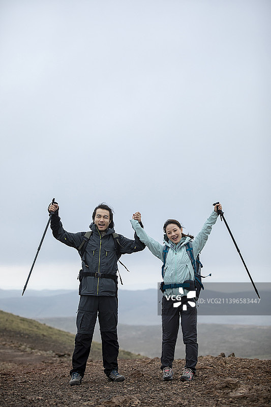 快乐的情侣徒步旅行图片素材