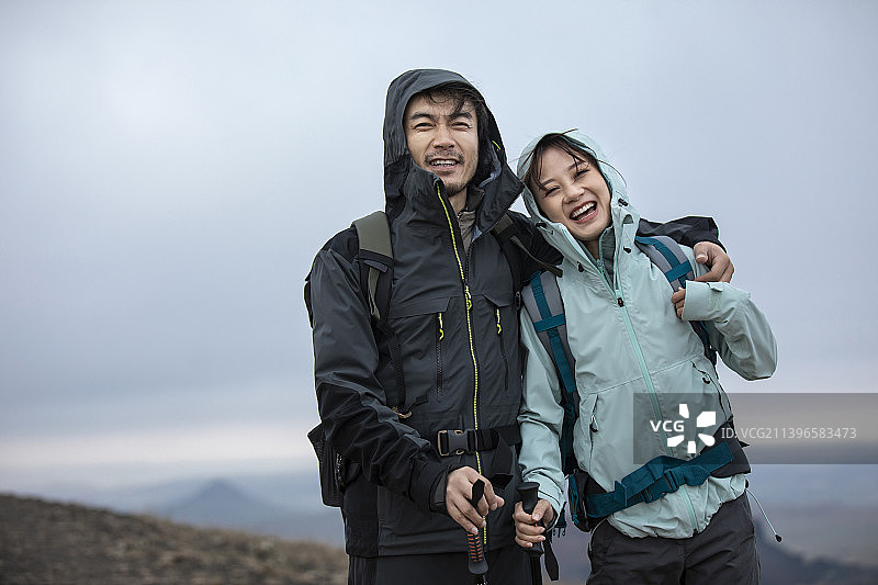 快乐的情侣徒步旅行图片素材