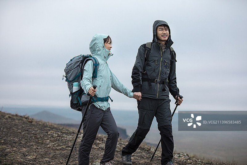 快乐的情侣徒步旅行图片素材