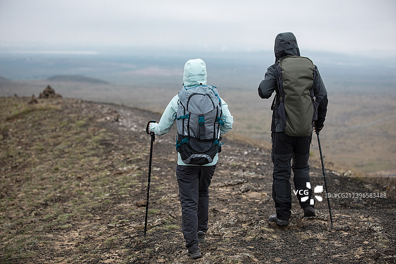 快乐的情侣徒步旅行图片素材