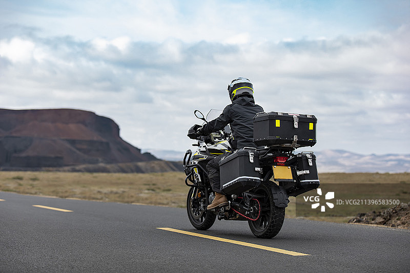 男子骑摩托车旅行图片素材