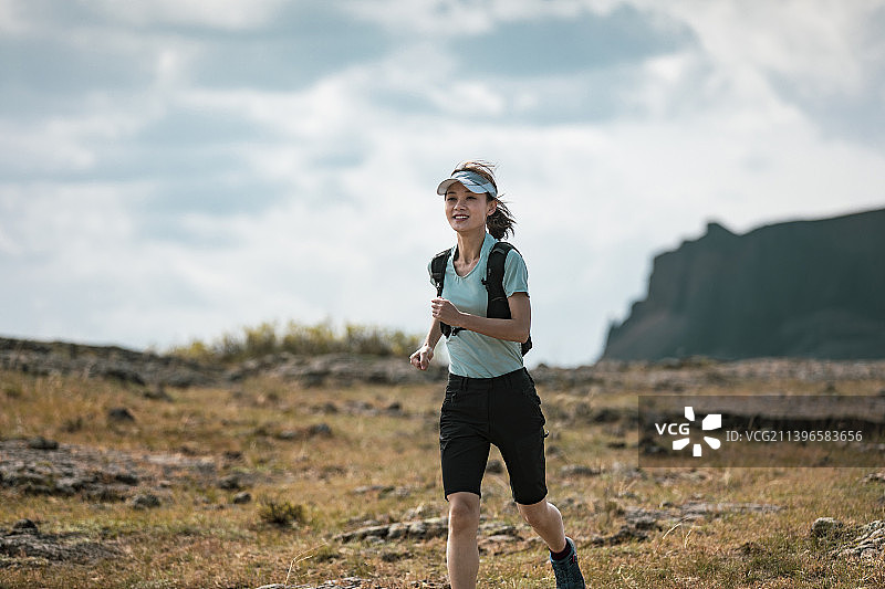 女子户外越野跑步图片素材
