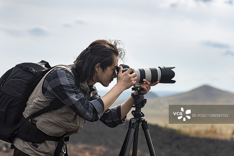 摄影师拍摄远处的风景图片素材