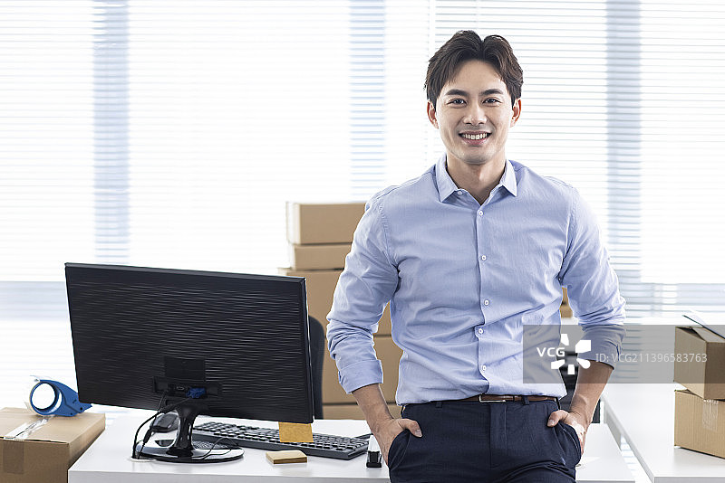 商务男子创业开网店图片素材