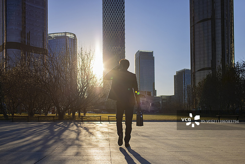 商务男子在户外打电话图片素材