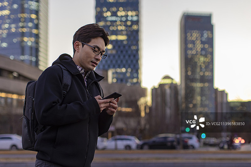 IT工程师在户外使用手机图片素材