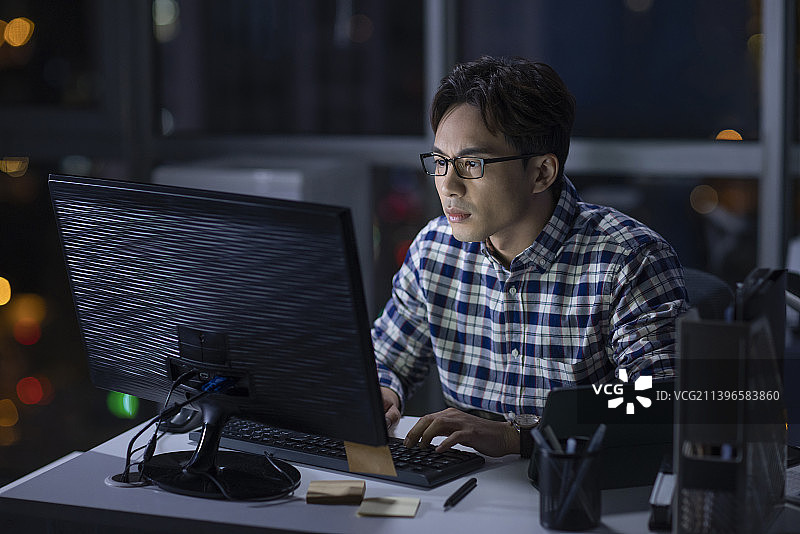 IT工程师在公司加班图片素材