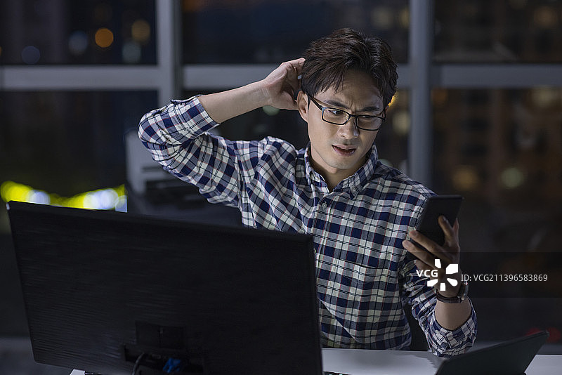 IT工程师在公司加班图片素材