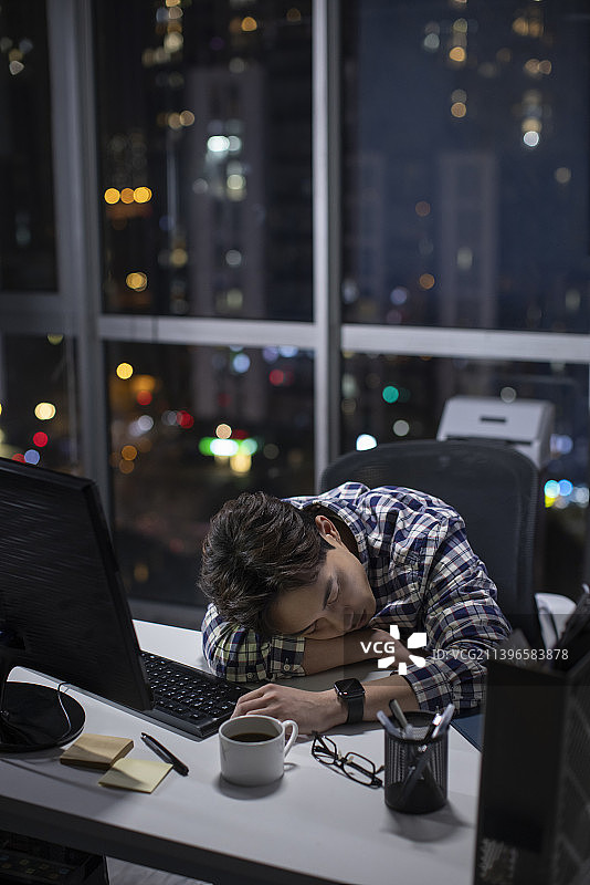 IT工程师在公司加班图片素材