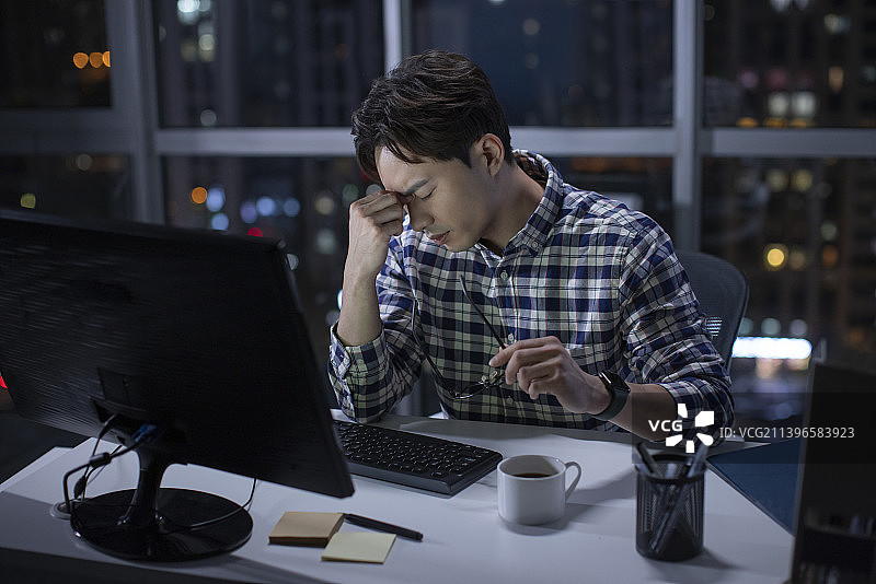 IT工程师在公司加班图片素材