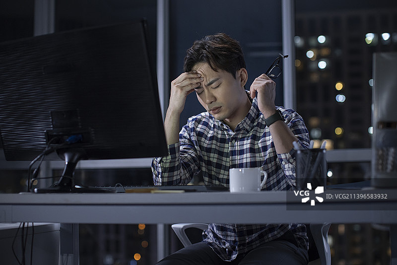 IT工程师在公司加班图片素材