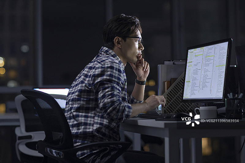 IT工程师在公司加班图片素材