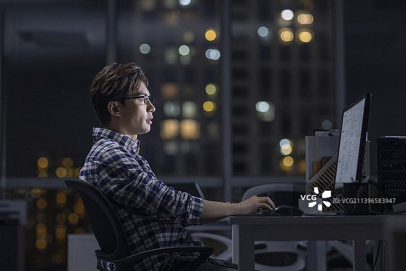 IT工程师在公司加班图片素材